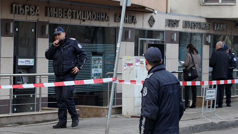 Въоръжени с калашник обраха банка в София