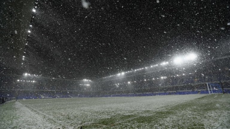 Стадион "Гудисън Парк", Ливърпул. Снеговалежът покрива арената минути след края на Евертън - Стоук (0:1). Заваля чак към края на мача и нямаше проблем той да се изиграе.