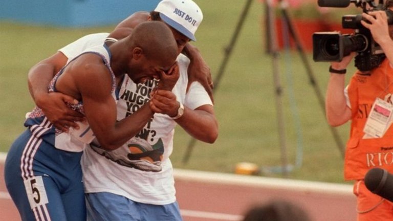 3. "Заедно в мъката си“. На 3 август 1992 година  Дерек Редмънд е във формата на живота си, а полуфиналът на 400 метра в Барселона изглежда детска игра. Спринтьорът е сред фаворитите за медал, но по време на бягането рухва на пистата заради контузия. Олимпийската мечта умира, но не и човешкият дух. От трибуните изскача баща му  Джим Редмънд, финтира стюардите и отива да помогне на сина си, а двамата финишират състезанието прегърнати и облени в сълзи.