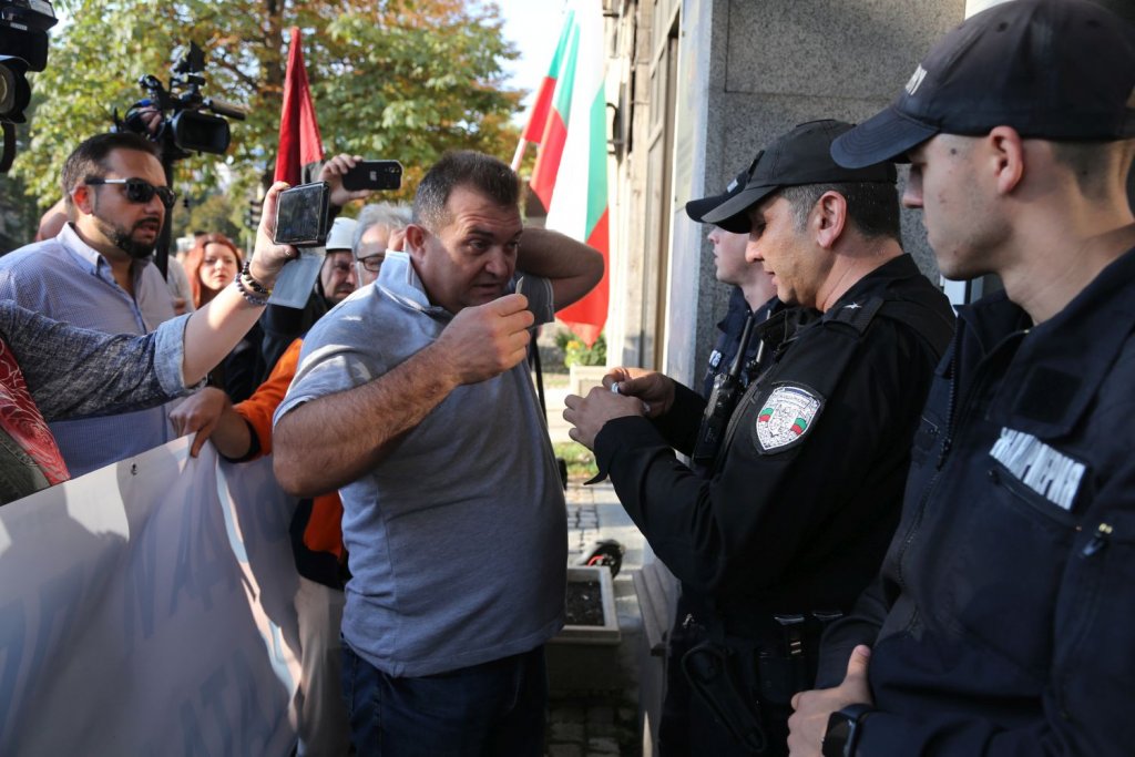 Протестиращи блокираха сградата на КПКОНПИ