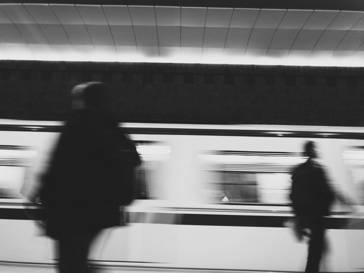Moving on - Докато чаках метрото, гледах как всеки бърза по своите задачи. С този кадър искам да покажа моята интерпретация на забързаното ни ежедневие.