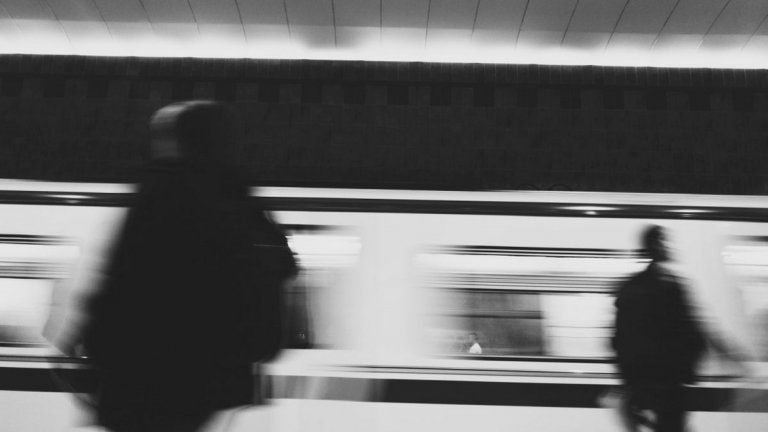 Moving on - Докато чаках метрото, гледах как всеки бърза по своите задачи. С този кадър искам да покажа моята интерпретация на забързаното ни ежедневие.