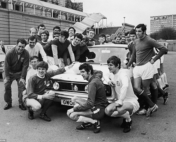 Това е отборът на Англия преди световното в Мексико през 1970-а, който позира пред Форд Кортина 1600Е. Нацията очакваше много от "трите лъва", които бяха отказани от стария съперник ФРГ