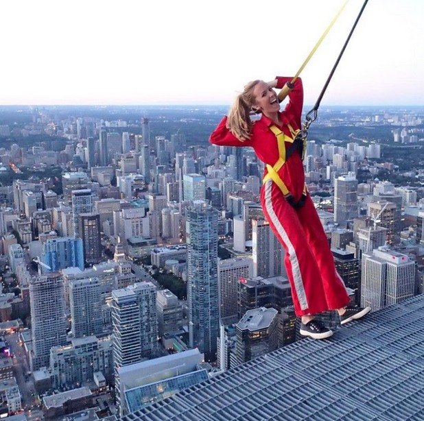 Преди време Бушар се снима на върха на CN Tower в Торонто, а явно и сестра й е опитала от адреналина. Беатрис пусна тази снимка в Instagram със заглавие: „Виж, мамо, без ръце“.