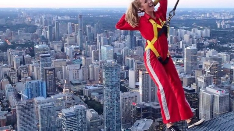 Преди време Бушар се снима на върха на CN Tower в Торонто, а явно и сестра й е опитала от адреналина. Беатрис пусна тази снимка в Instagram със заглавие: „Виж, мамо, без ръце“.