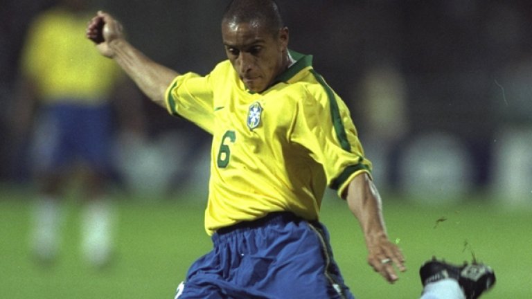 Роберто Карлуш нанася може би най-великия пряк свободен удар в историята на футбола в мача Бразилия - Франция (1:1) през 2007 г.
