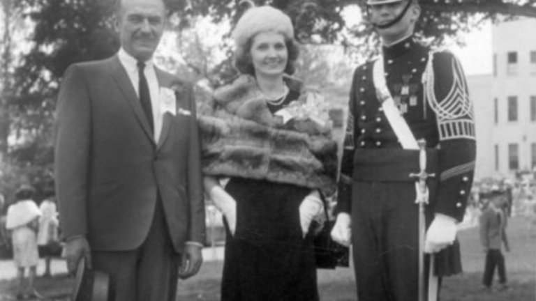 Във Военна академия с родителите си, които го пращат там, за да се научи на дисциплина