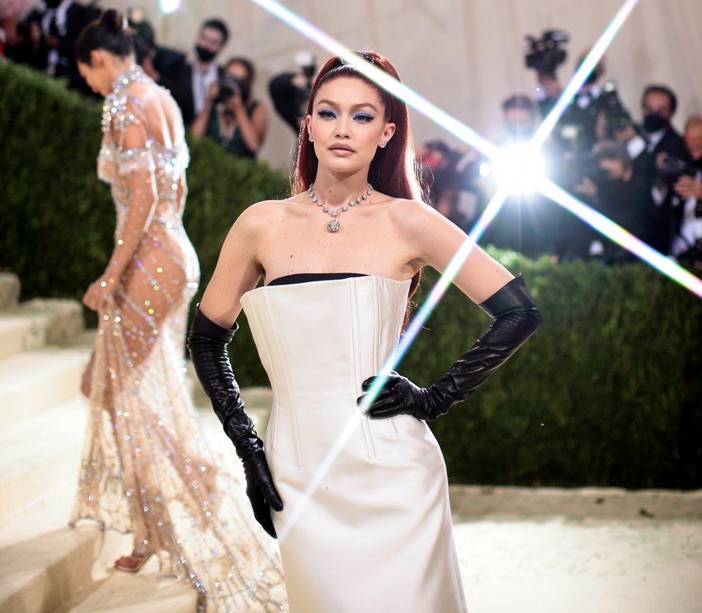 Джиджи ХадидМоделът също заложи на ретро чар, в този случай - от Prada.