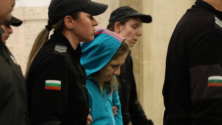 Жената, убила двете си деца във Вакарел, отива в психиатрия