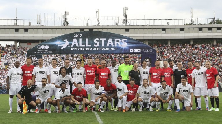 Общата снимка на двата отбора точно преди началото