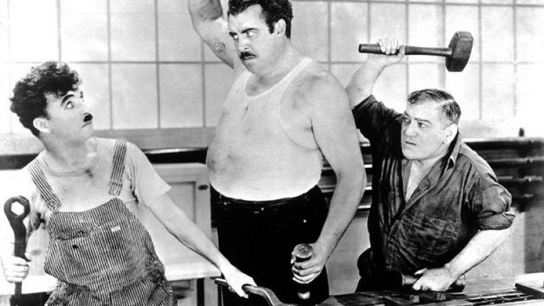 6. Работник в производството
Заради еднообразната работа не е тайна, че поточните линии създават алкохолици. Работата винаги е една и съща, часовете обикновено са много, а заплащането често е малко. Не са много хората, които са във фабриките заради удоволствието. Така и питието след тежък ден обикновено остава сред малкото достъпни удоволствия за тези хора. Статистиката е безжалостна – 10% от работещите във фабриките злоупотребяват с алкохола.На снимката: Чарли Чаплин като работник във фабрика