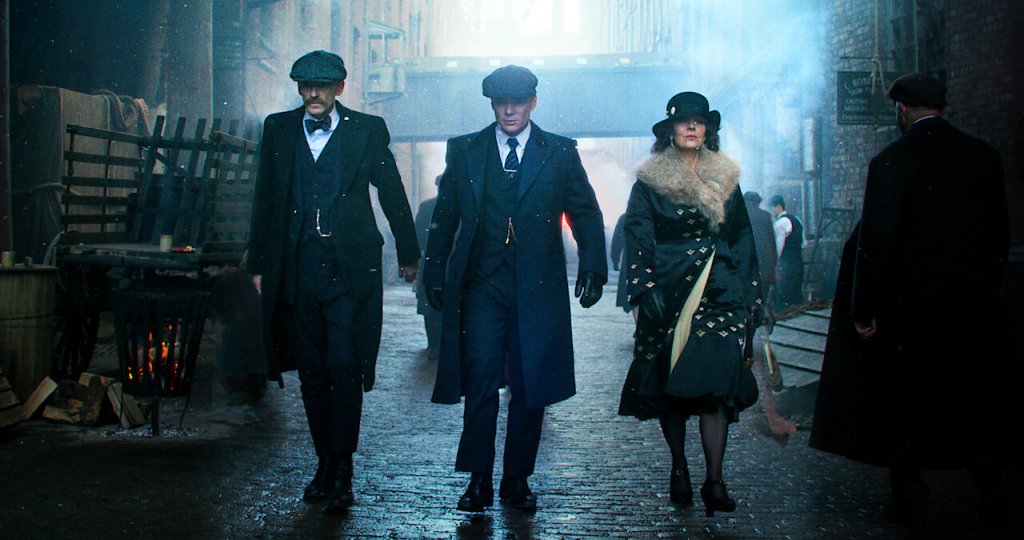 Peaky Blinders  

Сериалът на Стивън Найт е поръчан от BBC и първият му сезон тръгва в британския ефир. На Острова поредицата веднага привлича внимание, но истинският ѝ култов статус идва, когато епизодите стават достъпни в Netflix. Peaky Blinders продължава шест сезона, а скоро се очаква да видим продължението на историята във филма The Immortal Man, както и още два сезона от оригиналния сериал.