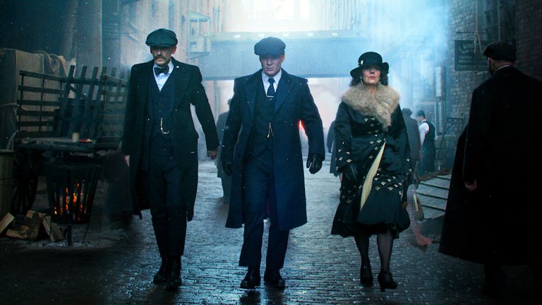 Peaky Blinders  

Сериалът на Стивън Найт е поръчан от BBC и първият му сезон тръгва в британския ефир. На Острова поредицата веднага привлича внимание, но истинският ѝ култов статус идва, когато епизодите стават достъпни в Netflix. Peaky Blinders продължава шест сезона, а скоро се очаква да видим продължението на историята във филма The Immortal Man, както и още два сезона от оригиналния сериал.