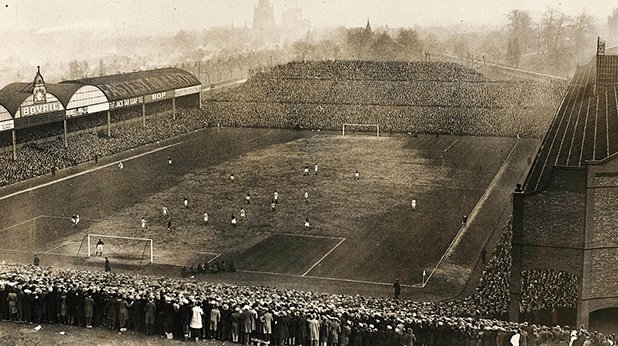 Първият официален сезон в Англия е 1888/89, а Престън Норт Енд печели първите две първенства. (на снимката е стадионът на Астън Вила "Вила парк")