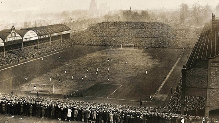 Първият официален сезон в Англия е 1888/89, а Престън Норт Енд печели първите две първенства. (на снимката е стадионът на Астън Вила "Вила парк")