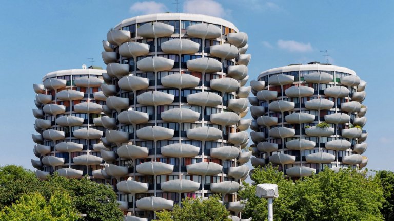 Les Choux, Кретей, ФранцияТози проект е наричан от французите с не особено милото „Зелките“ (Les Choux) и също е предизвикал немалко недоволство при реализацията си. Архитект е Жерар Грандвал, който започва работа по сградите през 1966 г. и ги завършва през 1976 г. Блоковете са общо десет, всеки от тях с височина 15 етажа. През 1998 г. „Зелките“ стават част от благотворителна програма и в тях са заселени социално слаби семейства и студенти.