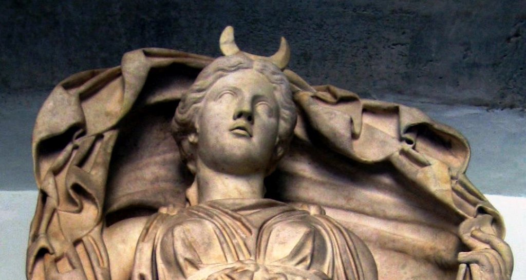 Luna_statue