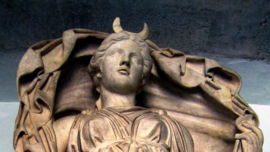 Luna_statue