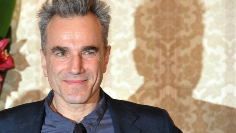 Даниел Дей-Люис
Бащата на Даниел бил само на 15. По думите на актьора обаче той го видял още веднъж, когато през 1989 г. играел ролята на Хамлет в едноименната пиеса на Уилям Шекспир. Тогава Даниел Дей-Люис усетил странно присъствие в края на сцената, като по думите му това бил собственият му баща. Актьорът бил толкова шокиран от случилото се, че се махнал от сцената посредата на представлението, без да го завърши.