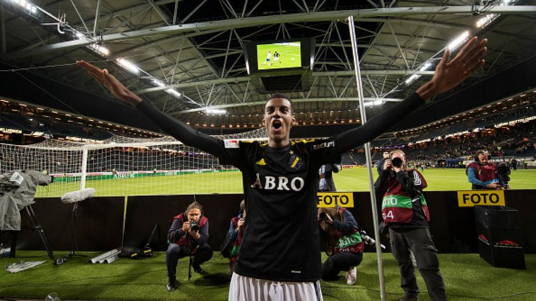 Отбелязва още в дебюта си в първенството на Швеция, превръщайки се в най-младия голмайстор на АИК в елита. Въпреки крехката си възраст, роденият през 1999 г. нападател приключва сезон 2016 с 10 гола на сметката си, а АИК финишира втори в крайното класиране.