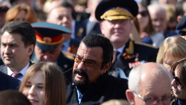 3. Има сръбско и руско гражданство
През 2016-а сръбският премиер Александър Вучич дава сръбско гражданство на Сегал. Това се случва след няколко посещения на актьора в Сърбия, при които той се среща с някои от високопоставените политици в страната. Месец преди да получи гражданство той получава предложение и да тренира сръбските специални части, учейки ги на айкидо. В края на същата година Владимир Путин подписва декрет, с който дава и руско гражданство на актьора. В коментар по темата говорителят на Кремъл Дмитрий Песков обяснява, че Сегал неколкократно е искал такова.