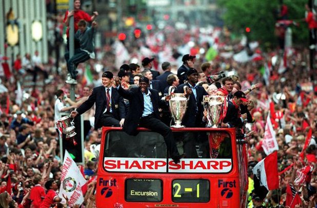И справедливо показа купите на парада от открития си автобус. Този състав на "червените дяволи" остава вероятно най-силният в историята на клуба.