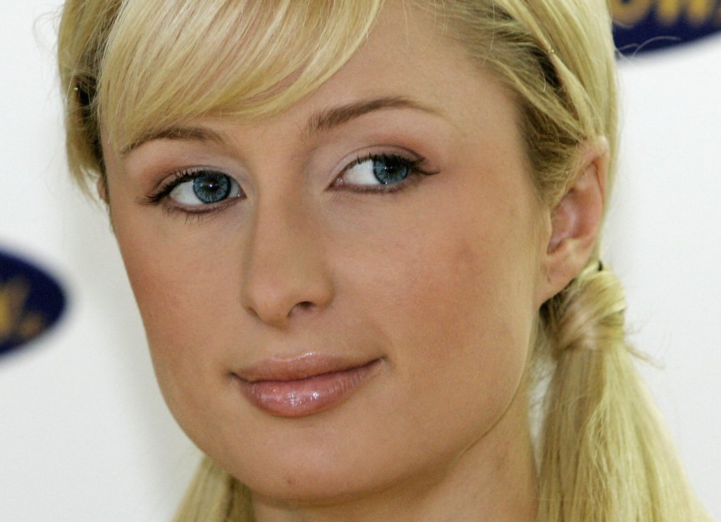 Тя е кукла
