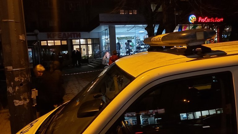 Мъжете разбили автоматите за самообслужване на обекта и взели оттам 20 лева
