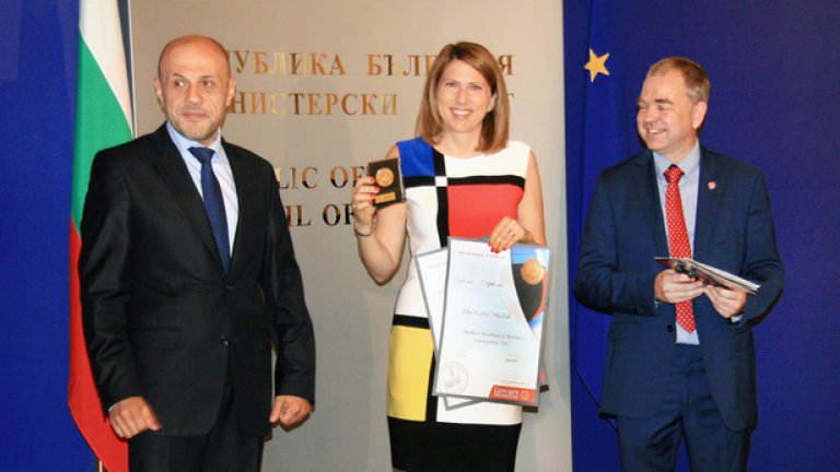 Вицепремиерът Томислав Дончев награди Десислава Николова,
изп. директор на изба "Братя Минкови"