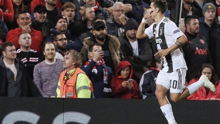 6. Бой и копиране на Дибала сред феновете на Юнайтед
Пауло Дибала отбеляза единствения гол в срещата, но интересни неща са се случвали по трибуните на „Олд Трафорд“. Според информациите, фенове на Юнайтед са се сбили, стюардите са се намесили и са ги извели от стадиона, след което боят е продължил. Междувременно, друг привърженик на „червените дяволи“, явно, не е успял да се сдържи възхитата си от класата на Дибала и копира радостта му след гола.