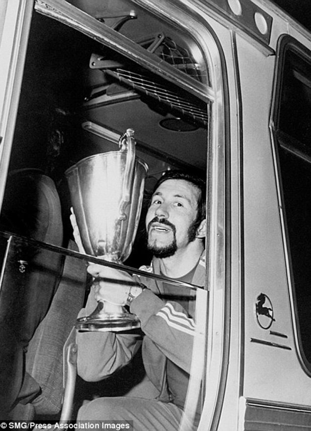 Капитанът на Рейнджърс Джон Грейг показва КНК от прозореца на клубния автобус след драматичното 3:2 над Динамо Москва на финала на "Камп ноу" в Барселона. В края на срещата запалянковците на Джърс нахлуха на терена в каталунската столица.
