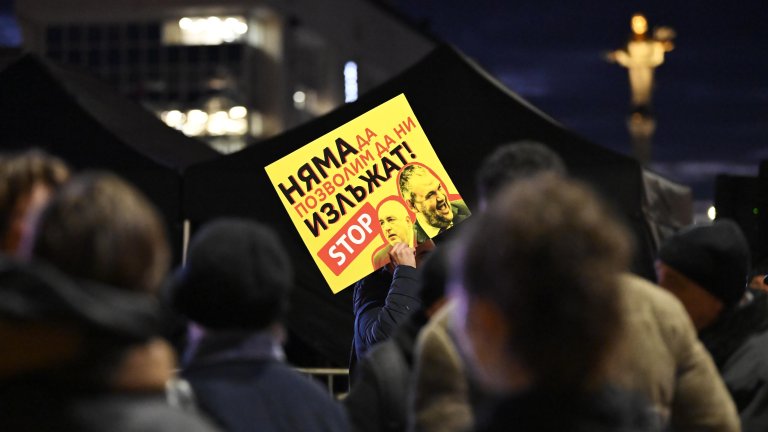 Протест в София настоява за 100% машинно гласуване (СНИМКИ)