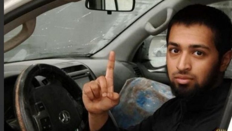 Снимки на Асмал бяха разпространени в събота от джихадистката група, която заяви, че той е взривил кола с експлозиви 