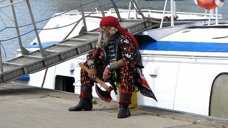 На пирати ни направихте...