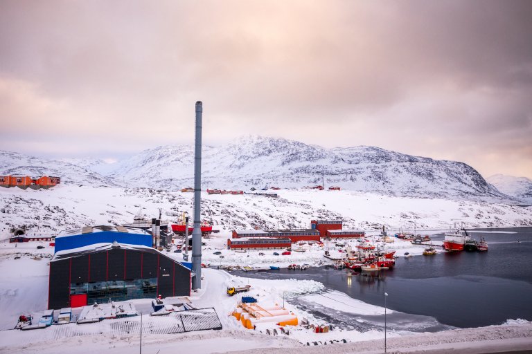 Студеният климат на Гренландия се възприема като идеална среда за изграждане на големи центрове за складиране на данни, които стават все по-необходими покрай развитието на облачните услуги и изкуствения интелект. Подобни центрове консумират огромно количество енергия и имат нужда от сериозно охлаждане. Според някои екоактивисти обаче позиционирането на множество такива центрове на север може да създаде сериозни екологични рискове и да повиши топенето на ледовете.