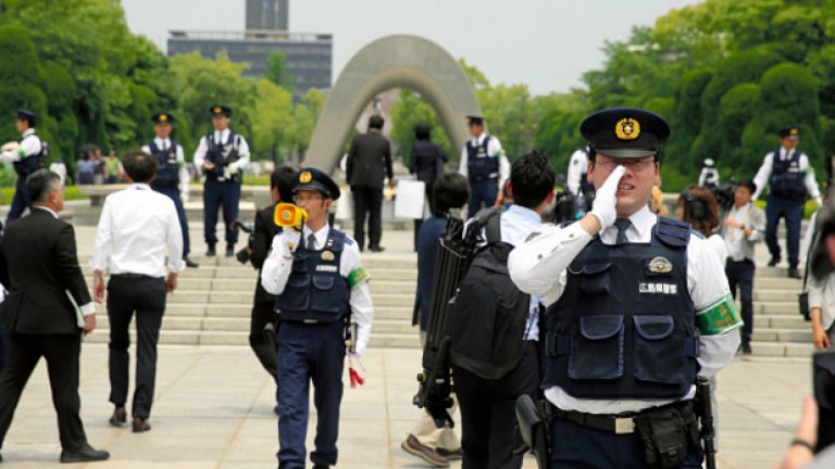 Японската полиция моли посетителите да напуснат Мемориалния парк на Мира в Хирошима, който затвори, заради посещението на Барак Обама в града. Това е първото посещение на американски президент в града, над който през 1945 година американците хвърлиха атомна бомба