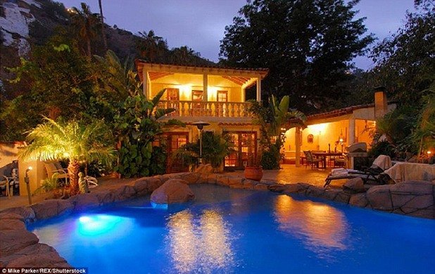 Според Daily Mail през 2007-ма Джоли закупува и тази къща в Лурел Каньон, САЩ