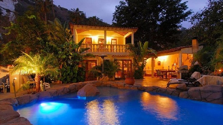 Според Daily Mail през 2007-ма Джоли закупува и тази къща в Лурел Каньон, САЩ