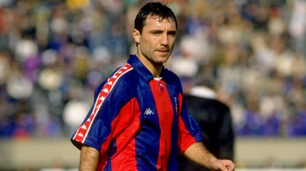 През 1990 г. той премина в редовете на футболния гигант Барселона
