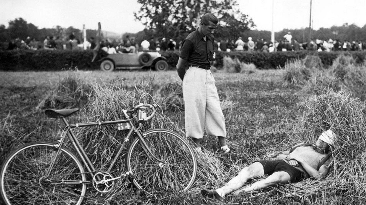 Френският състезател Амеди Фурние си почива по време на Тур дьо Франс през 1939 г.
