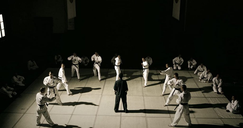 Ip Man
Ако някой някога е можел да се справи с Брус Лий, то това най-вероятно трябва да е бил неговият учител - известният майстор на бойните изкуства Ип Ман. Все пак, щом си тренирал самия Брус, явно знаеш това-онова. Бойните сцени във филма са толкова ефектни, а главният герой (изигран от Дони Йен) с такава лекота се справя с различните си противници, че на човек няма как да не му се прииска да започне да тренира винг чун.