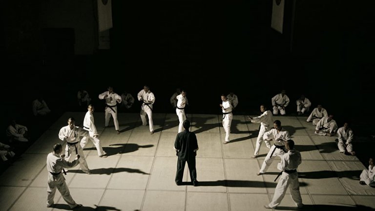 Ip Man
Ако някой някога е можел да се справи с Брус Лий, то това най-вероятно трябва да е бил неговият учител - известният майстор на бойните изкуства Ип Ман. Все пак, щом си тренирал самия Брус, явно знаеш това-онова. Бойните сцени във филма са толкова ефектни, а главният герой (изигран от Дони Йен) с такава лекота се справя с различните си противници, че на човек няма как да не му се прииска да започне да тренира винг чун.