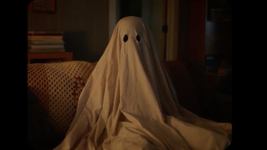 “A Ghost Story” 
Филм за призрак, който не може да премине в отвъдното и е принуден да гледа живота си отстрани. 