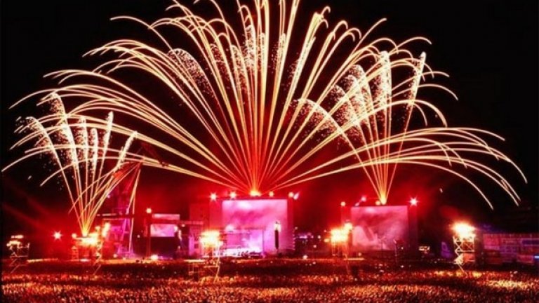 Жан Мишел Жар в Москва 
Концертът на електро-краля на 80-те Жан Мишел Жар през 1997-ма година в Москва е записан в "Рекордите на Гинес" като най-посетения концерт изобщо в световната история...