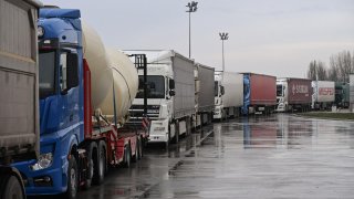 Първите тирове се намират още преди разклона за Гърция