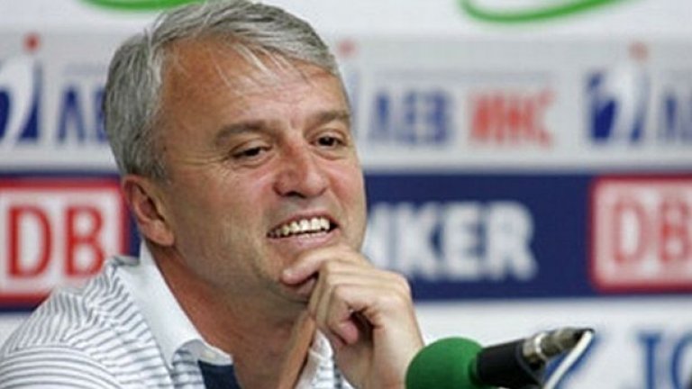 Донев изкара най-много години от футболната си кариера в Локомотив (София), но остави добри впечатления и с играта си в Левски през 1998 г.
