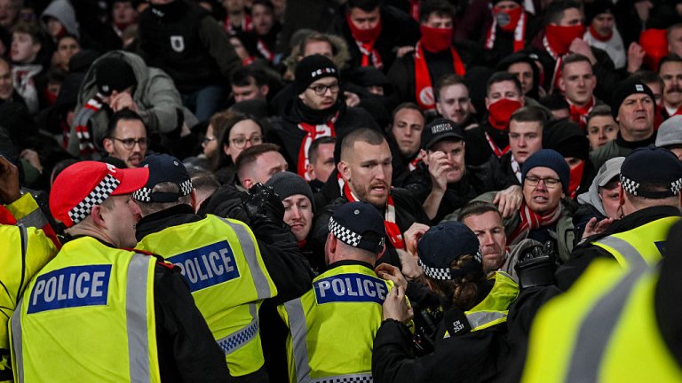 Клетки, наръгани с ножове и конвои: Гостуванията в Европа стават опасни