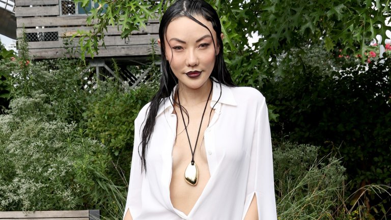 Широки ризи
Ако сте напълнили чантите с широки ризи миналата пролет, през следващите месеци спокойно може отново да ги носите, защото те остават в списъка с актуалните тенденции. За да разнообразите малко вида им, може да ги комбинирате с корсет или с елек. А може и да разкопчаете ризата до пъпа.