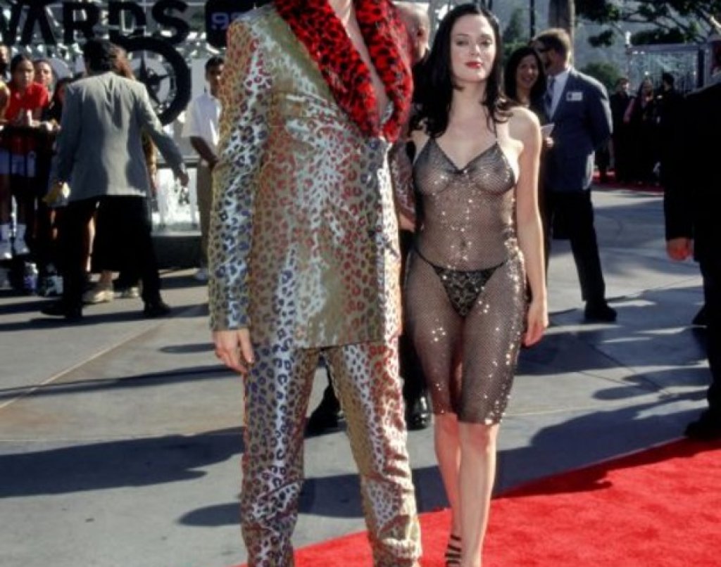 Защитена от ярката ексцентричност на Мерилин Менсън, Роуз Макговън се появи на раздаването на наградите на МТV през 1998-ма с прозрачна рокля, която даваше свобода на гърдите и дупето й. Само фактът, че носеше прашки я спаси от това да бъде де факто гола