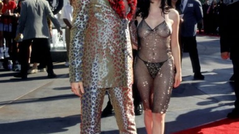 Защитена от ярката ексцентричност на Мерилин Менсън, Роуз Макговън се появи на раздаването на наградите на МТV през 1998-ма с прозрачна рокля, която даваше свобода на гърдите и дупето й. Само фактът, че носеше прашки я спаси от това да бъде де факто гола